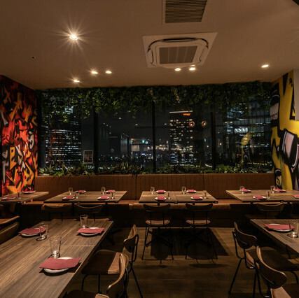 スカイビルを望む夜景が楽しめる窓側席など様々な席をご用意してます！木のぬくもりを感じさせる暖かみのある店内はご友人やご家族で気兼ねなくご来店下さい。