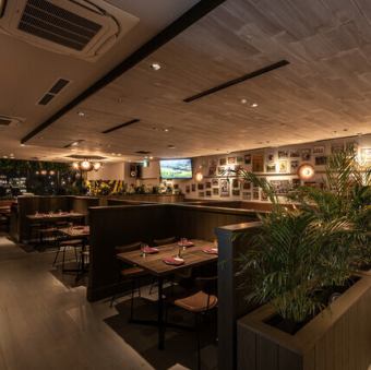 仕切り付きのテーブル席でごゆっくりおくつろぎください。