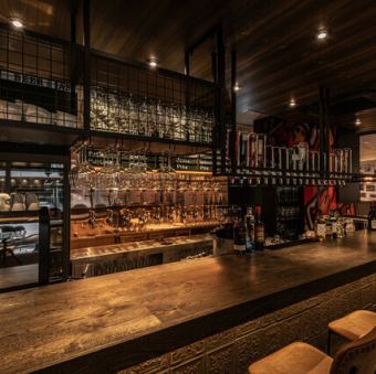 エントランスバーエリア/一人でも気軽に世界のクラフトビールが楽しめるカウンター席！