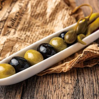 オリーブマリネとギンディージャ