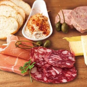 生ハムとイベリコ豚シャルキュトリー＆チーズの5種盛り合わせ