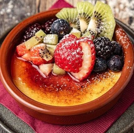 季節のフルーツのせ自家製クレマ・カタラナ