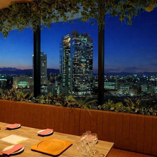 窓側席からはスカイビルを望む夜景が楽しめます♪