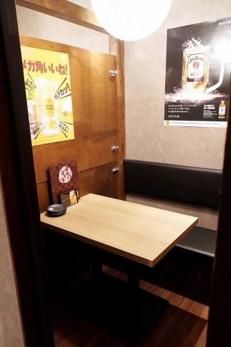 テーブルの個室です。1名様から12名様まで対応させて頂きます。お席で喫煙可能です。