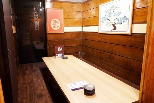 ゆったりくつろげる掘りごたつの個室です。2名様から30名様まで対応させて頂きます。お席で喫煙可能です。
