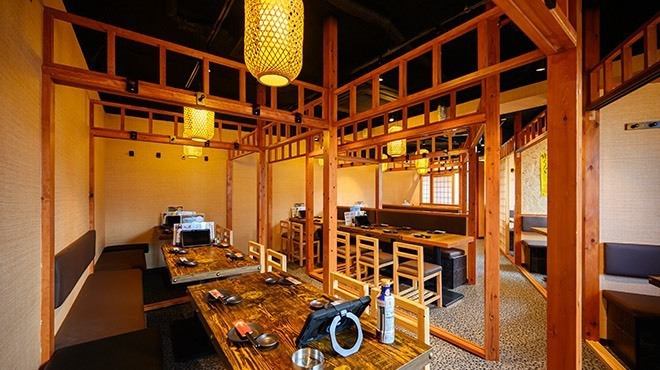 【中人数×個室×喫煙】どんな人数にも対応できる個室はご利用シーンも様々！今日はしっぽり一杯、会社や友人との飲み会、誕生日や記念日などなど、幅広いシーンでご利用いただけます♪コース料理も複数ご用意しておりますので歓迎会や送別会にも打ってつけ！全席個室席なので人目を気にせずお楽しみいただけます♪