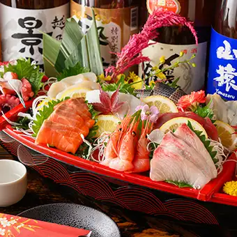 開業特惠！包含 4 種刺身和其他魚類菜餚的特別套餐：5000 日元 → 4000 日元，含 2 小時暢飲。