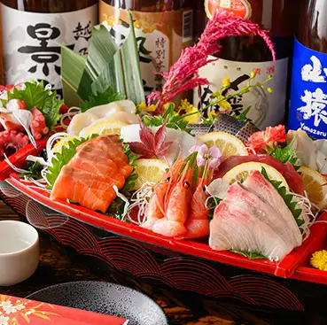【海鮮好き必見】市場からの新鮮魚介を堪能！旨みが凝縮された絶品お刺身盛り合わせと美味しいお酒で乾杯◎