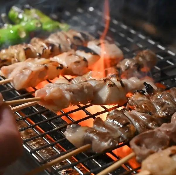 【コスパ抜群】お得な串焼き盛り合わせは5本770円(税込)から！モモ等お好きな単品串も165円(税込)で追加OK