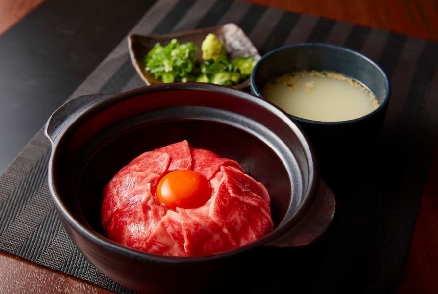 【ボリューム感満載！目の前で炙るライブ感◎】極上あぶりユッケ丼・スープ漬け /1518円(税込)
