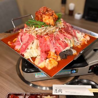【ちりとり鍋コース(2人前～)】ちりとり鍋やお肉5種盛り、石焼ライスなど全7品3500円(税込)