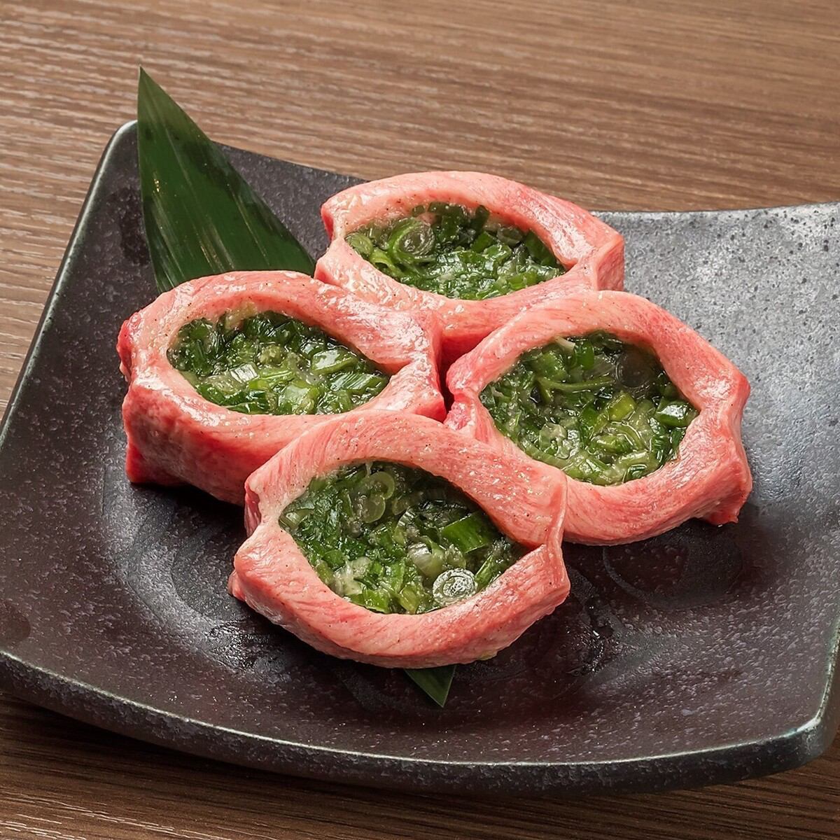 肉厚でジューシー！厚切りネギ包みタン 1815円～