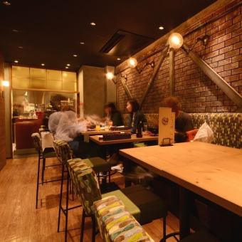 It is a space full of atmosphere of the stylish bar where a table seat for two people can be relaxed by one table ♪ ♪ 1 person on 1F.