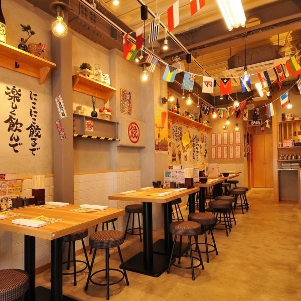 岩塚駅徒歩1分にある広々綺麗で餃子が美味しい居酒屋！大人数様でのご宴会も大歓迎♪最大45名様迄ご宴会頂けます◎！同窓会や親睦会、打ち上げなど各種ご宴会に最適☆もちろん2名様～の少人数様でのデートや女子会、記念日などのご利用も大大歓迎！
