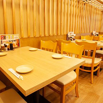 お客様がホット一息つける中華屋さんを目指して何度も検討を重ねました。木のぬくもりにこだわった、自然色で統一された落ち着ける店内。一見お洒落なカフェのような店内でお食事をお愉しみください。