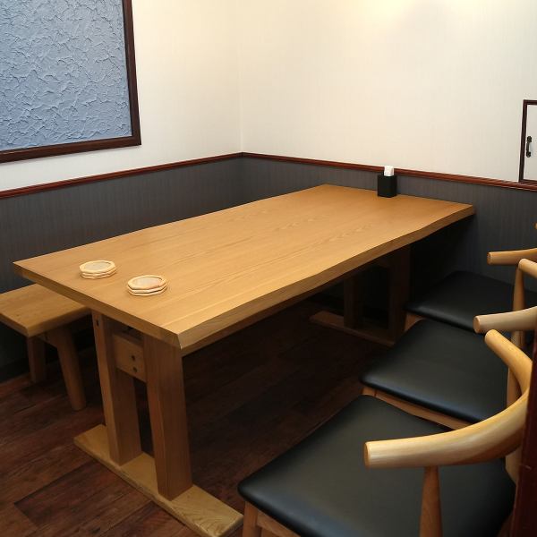 6名様用のテーブル席を含む店内は、少人数からグループまで対応可能なアットホームな雰囲気♪スリランカ料理を囲んで楽しい時間を過ごせます。もちろん宴会利用も可能で、会社の集まりや友人同士の食事会にもおすすめ！スパイスの香りに包まれた異国情緒ある空間でゆったりと落ち着いて過ごせます◎