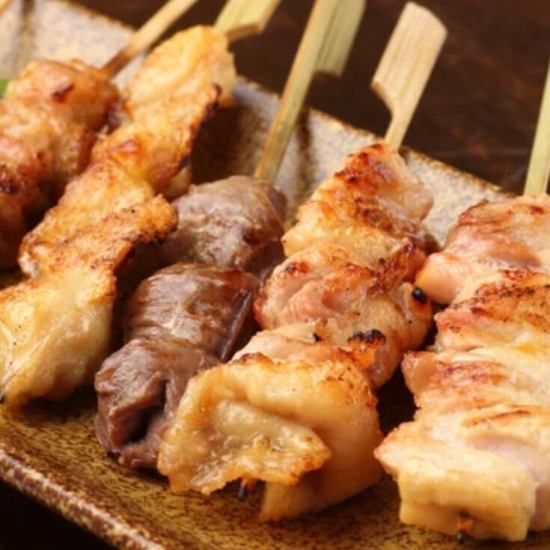 炭火でじっくり焼き上げた地鶏の香ばしさと旨味をご堪能♪