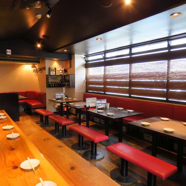 Counter seats x 1 and table seats x 6.Banquet is OK for up to 30 people in the cozy shop !!