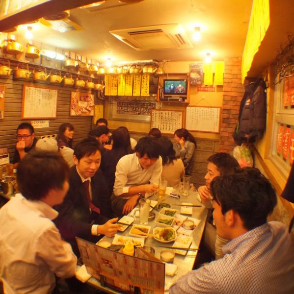 お仕事の終わりに気軽にお立ち寄りください。迫力のあるカウンター席の前で乾杯！目の前でモダン焼き、鉄板料理を調理致します。