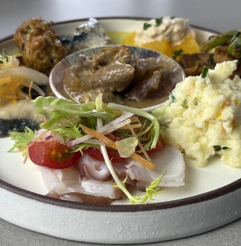 シェフ手作りの様々な前菜料理