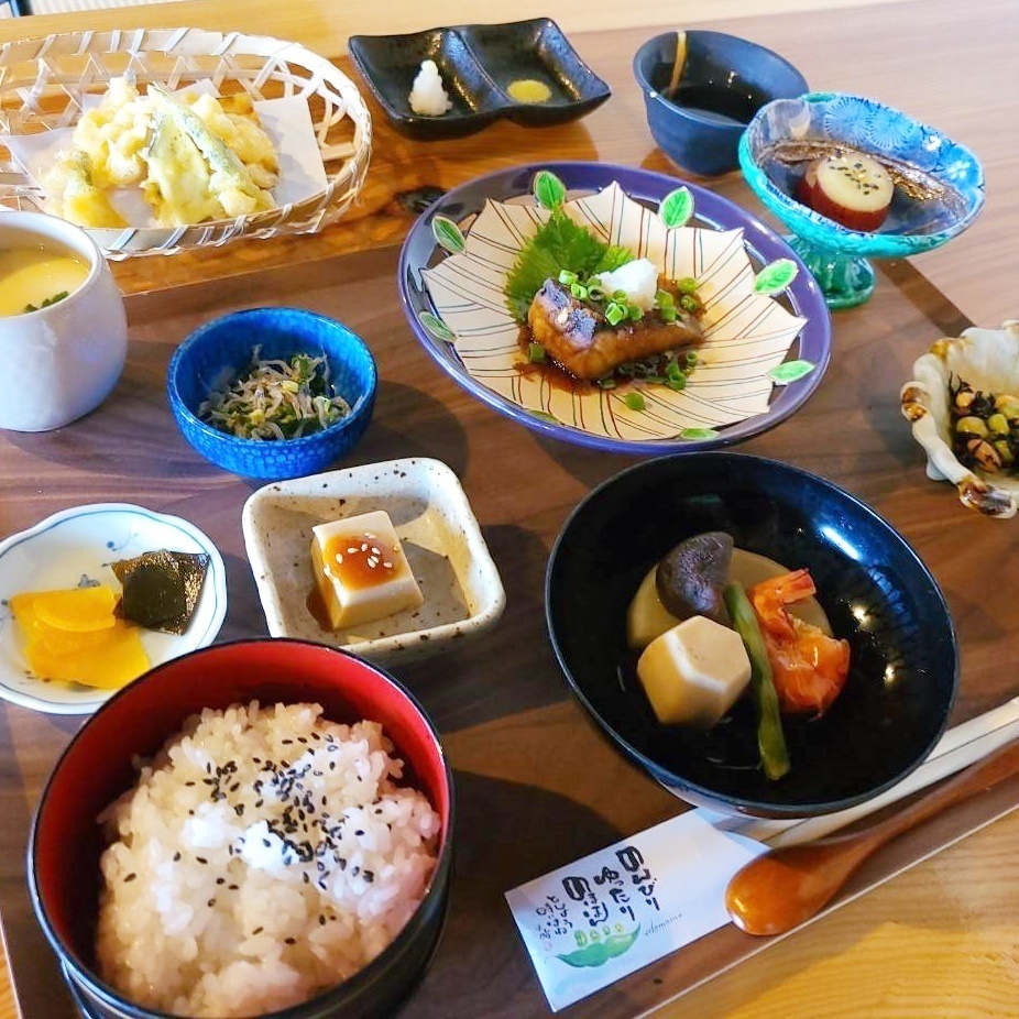 海を眺めながら食べる贅沢ランチは絶品!デートにも友人使いにも利用可能◎