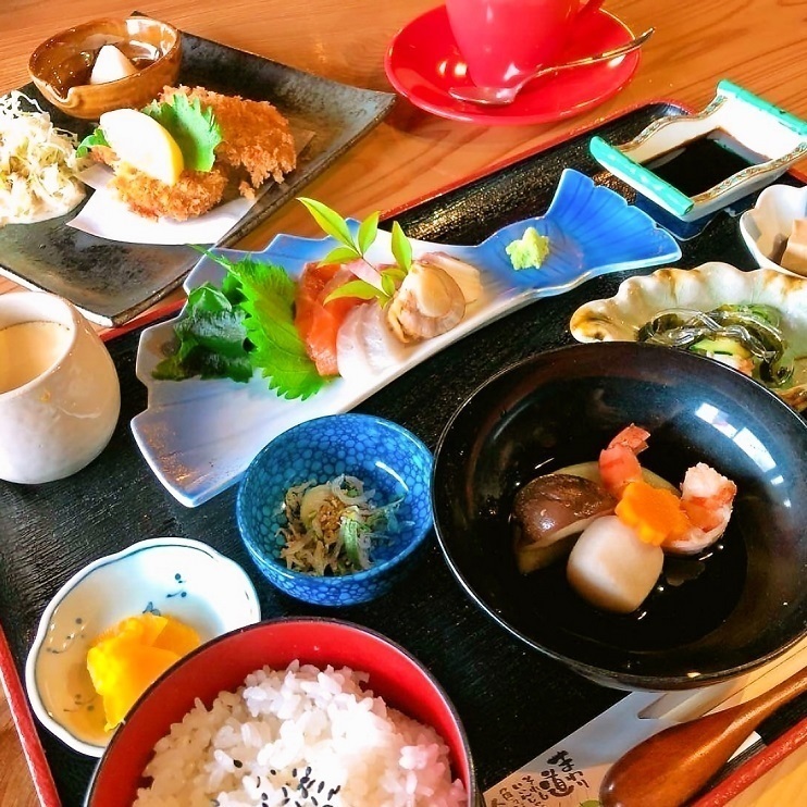旬の食材や新鮮な海の幸を使った創作料理が堪能頂けます。