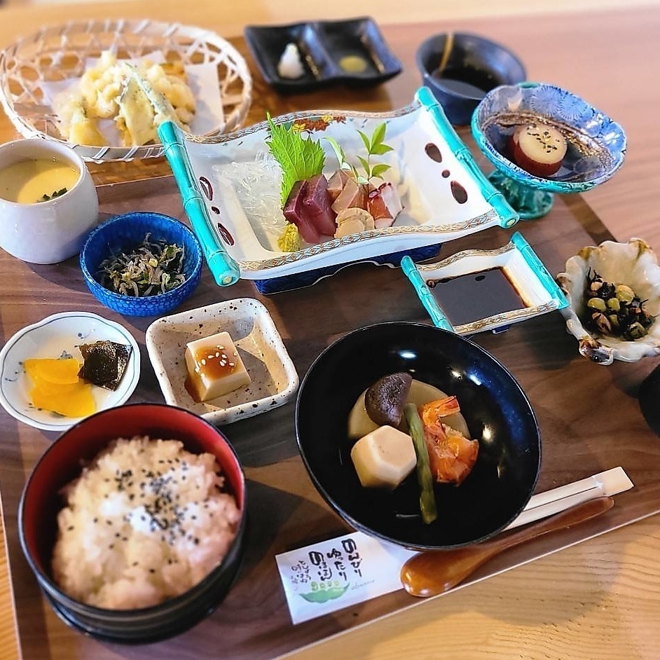 海を眺めながら食べる贅沢ランチは絶品!デート・友人使いにも◎