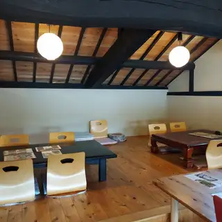 【2階】小上がり席も窓の外に広がる海を眺められるよう設計してあります。小さいお子様連れでもゆっくりくつろげると好評です♪