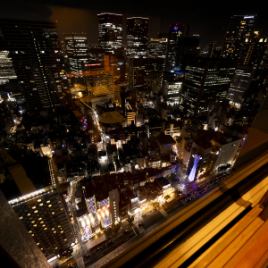 全席から夜景をご覧になれます。テーブル席を貸切した場合は最大66名様ご利用いただけます。
