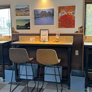 当店のカウンター席は、お一人様でも大歓迎です。少し背の高いカウンターテーブルを設けていますが、お子様用の椅子はご用意しておりませんので、小さなお子様がいらっしゃる場合は、ぜひ“ローテーブル”をご予約ください。また、真ん中のテーブルからは景色を眺めることができないため、予めご了承ください。