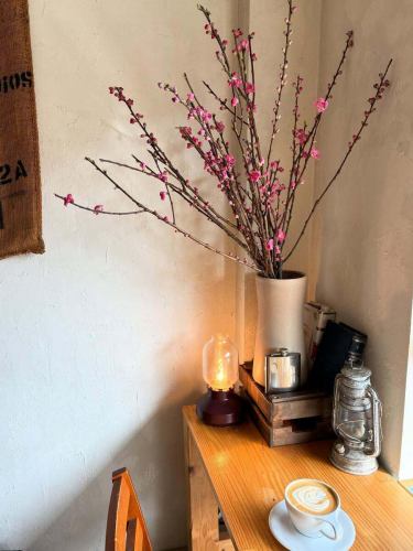 店內的花卉都換成了梅花。
一年中的這個時候，你可以欣賞到各種各樣的粉紅色。

明天晚餐時間將有手風琴現場演奏。
@oricoacco
這是一個小費制度，所以請隨意光臨♪

我們今天照常營業，供應晚餐。
我們期待您的光臨。

#Abil Coffee Plus
#abillcoffeeplus
#新松戶
#松戶