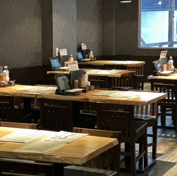 【和のテイストが味わえる広々とした空間★】和のテイストが味わえる空間で当店こだわりの焼き鳥や寿司を召し上がりください。揃えているメニューはどれもリーズナブル！学生から社会人の方まで幅広くご利用ください♪