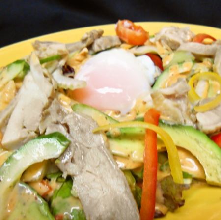 Steamed chicken and avocado hump-style salad (L)
