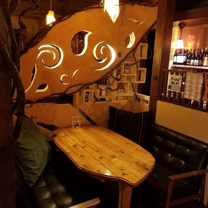 暖色の照明に照らされたオシャレな店内。プライベート感も満載