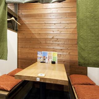 【個室】大人数様も大歓迎！！大小様々な個室をご用意しております。テーブル席などご利用シーンによって様々ご準備しております。。落ち着いた空間となっております。各種宴会にご利用ください。（写真はイメージ）