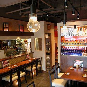 【お仕事帰りのサクのみも充実！！】カウンター席もあるので1人でも気軽に入れるお店。焼き鳥が食べたくなったら、1人でも立ち寄れる。