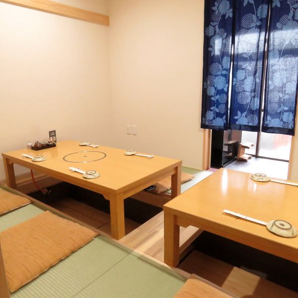 【様々なシーンで利用しやすいお座敷席】最大10名様までご利用いただけるお座敷は、4名様卓が2卓ございます。ご家族やご友人とのお食事、普段使いはもちろん、接待や会食、顔合わせなど、様々なシーンで気兼ねなくご利用いただけます。落ち着いた空間で、ゆったりと本格鮨をお楽しみください。
