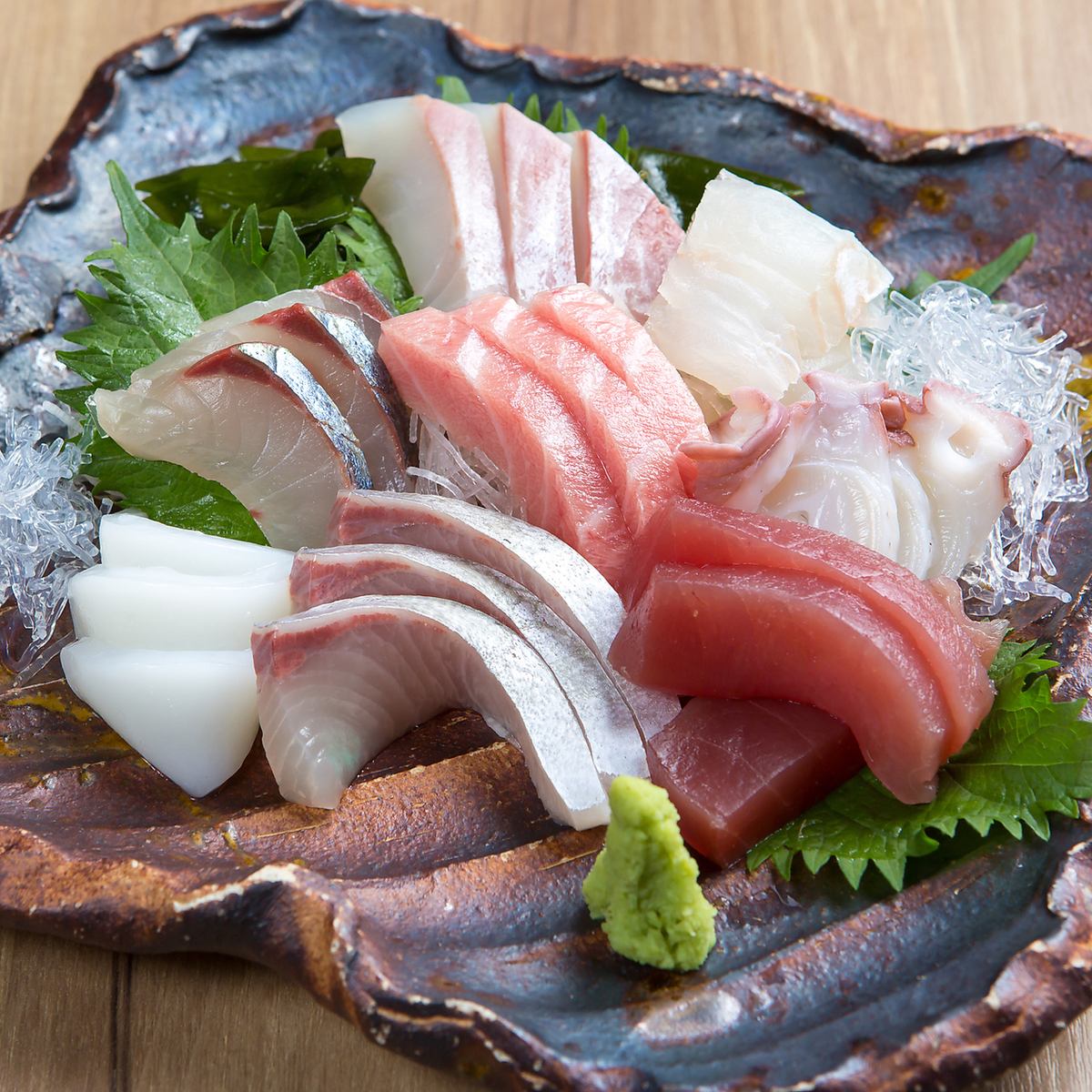 Please enjoy local sake with seasonal fresh fish♪