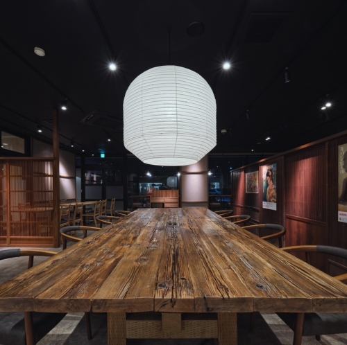 <p>Why not enjoy your meal and local sake at the spacious counter seats that even one person can use comfortably? The stylish space is perfect for dates, anniversaries, and more. You can have a great time.</p>