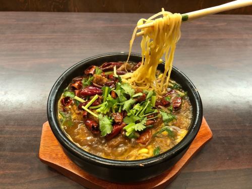 Sichuan-style stewed noodles of beef: 1298 yen (tax included)