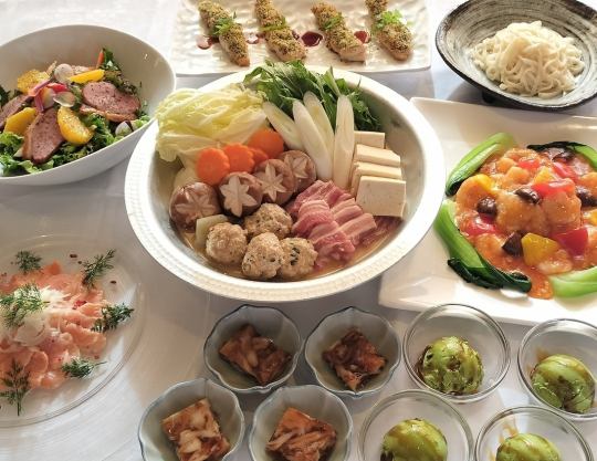 「新年及年末派對標準套餐」（含無限暢飲），特色菜為用厚真放養豬肉製成的濃鬱美味的味噌火鍋。