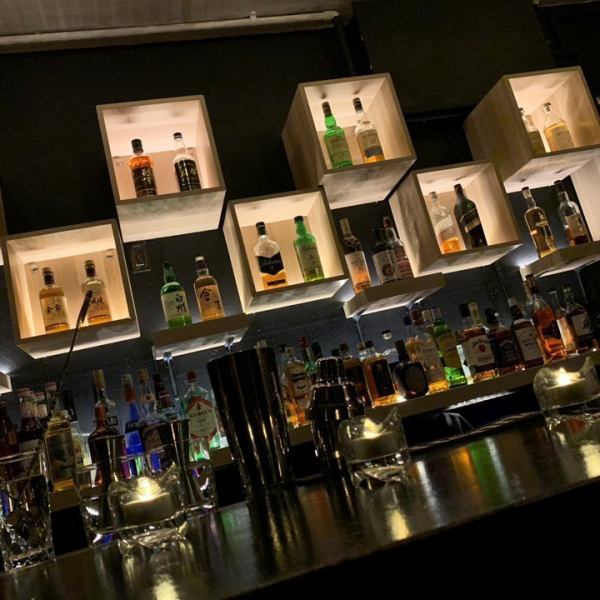 カウンター越しに並ぶ、100本を超えるアルコールボトルの数々は、迫力満点。バーカウンターでは、初心者でも、これまでに飲んだことのあるドリンクを元に、オーナーがお客様のお好みに合わせて飲みやすいドリンクをお造りいたします。