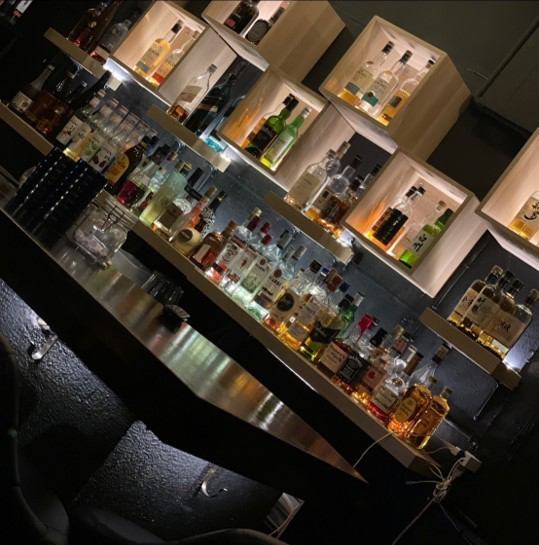 カウンター席とは別に、テーブル席もご用意しております。カップル2人でゆっくりとした時間を過ごしたい方におすすめ。静かで落ち着いた空間と、オーナーがつくったドリンクで、より一層二人の雰囲気を盛り上げます。