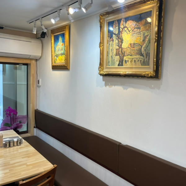 【◆寛ぎに満ちた2階ソファ席◆】2階にはゆったりと寛げるソファ席をご用意。4名掛けテーブルが6卓並び、グループ利用にも最適です。各種イベントの開催や貸切も可能で、パーティー・誕生日会・企業の集まりなど多目的に利用できます。心地よい空間でくつろぎながら、中東の美味を囲むひとときを。