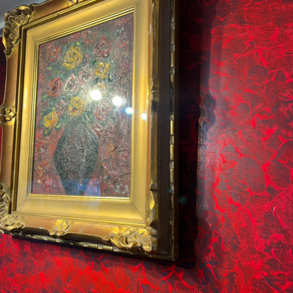 【◆異国の美に包まれる店内空間◆】店内には世界中から集めた絵画や伝統小物を飾り、中東の風景を閉じ込めたような雰囲気が広がります。色彩や装飾が醸す重厚な世界観は、まるで旅先の異国を訪れたよう。食事だけでなく空間ごと楽しみたい方にぴったりの非日常空間です。