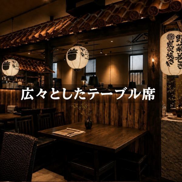会社宴会やサークルの集まりなど、大人数でのご宴会にも最適な広々とした空間です。一体感のあるレイアウトが可能で、2時間飲み放題付きの宴会コースと一緒に楽しいひとときを過ごせます◎和モダンで清潔感のある雰囲気は、どんな集まりでも居心地抜群！自慢の串料理と旨い酒に、お酒もトークもグッと弾みます