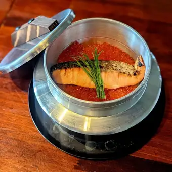銀鮭といくらの釜飯