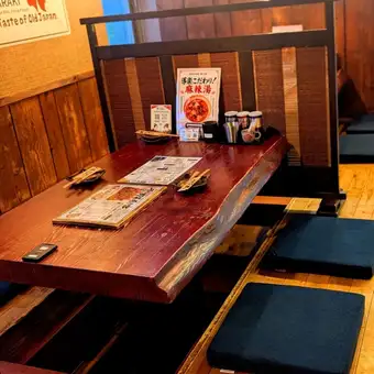 サクッと気軽に立ち寄れる！仕事帰りのご褒美の一杯や、自分へのお誕生日祝い、日常のちょっとした飲み会代わりに最適です。オープンキッチンから漂う香ばしい串や炊きたての釜の香りを特等席で感じながら、絶品の串焼きと相性抜群の日本酒をしっぽり堪能◎会話も楽しめる温かいお席です。