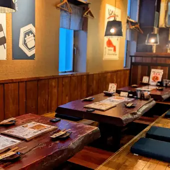 足を伸ばしてゆったり寛げる掘りごたつ席は、大人数の宴会や飲み会、賑やかな歓送迎会にイチオシです◎一体感のある宴が実現します♪こだわりの焼き鳥や炊きたて釜飯を囲みながら美味しいお酒を酌み交わせば、会社仲間やご友人との絆もグッと深まること間違いなしの主役級空間です！