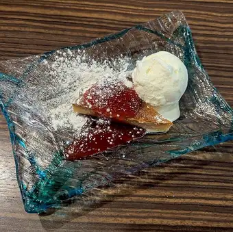 バスク風チーズケーキ　マスカルポーネのアイス添え